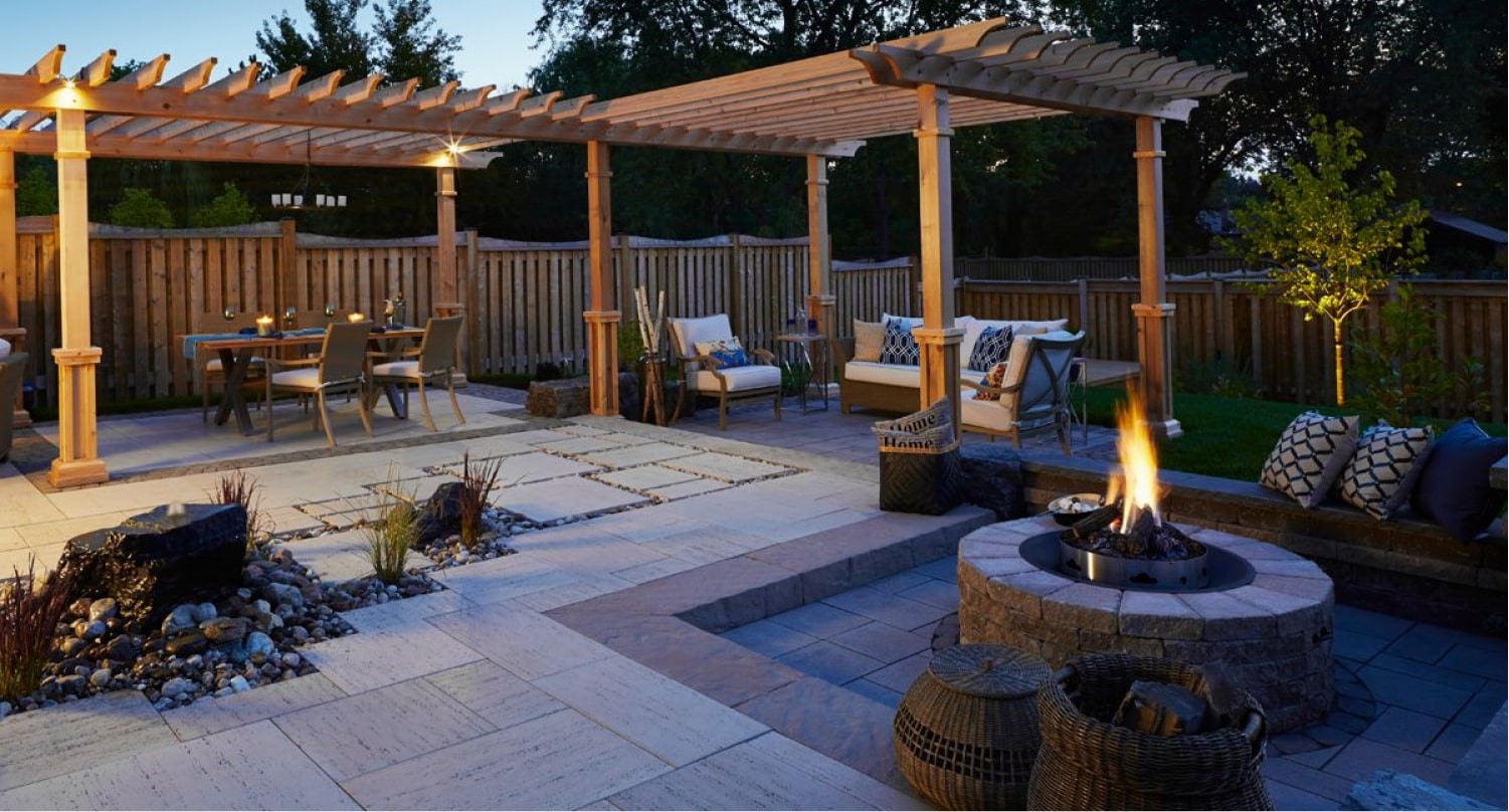 Un jardin aménagé avec une terrasse et des meubles extérieurs